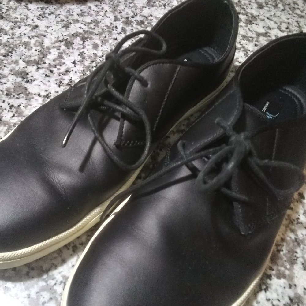Marc Anthony leather sneakers